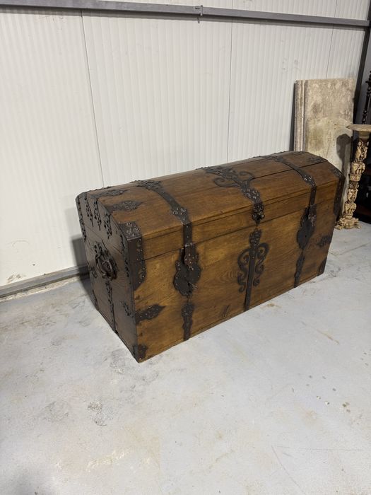 Lada de zestre baroc, din lemn masiv, cu elemente din fier