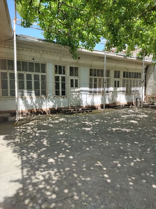 Hovli uy. Yashash va biznes uchun.