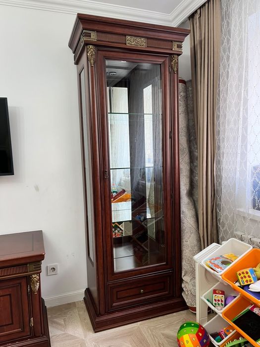 Продам 2 шкафа и тумбу