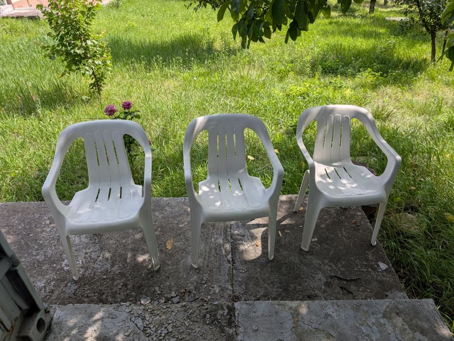 Scaune albe din plastic pentru grădină