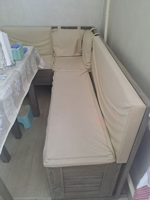 Кухонный уголок с ящиками для  хранения