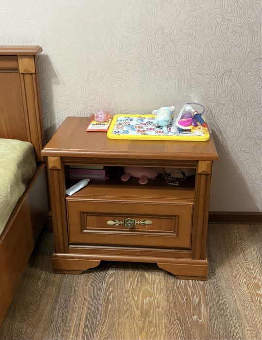 Продам кровать с маленким тумбочками