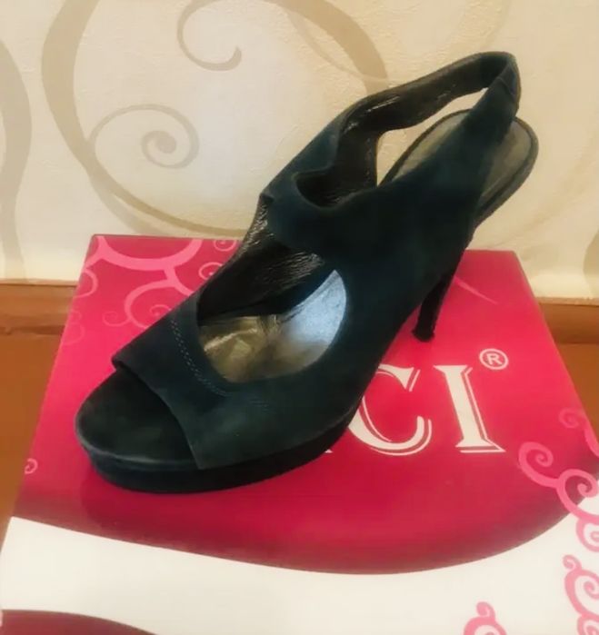 Продам босоножки