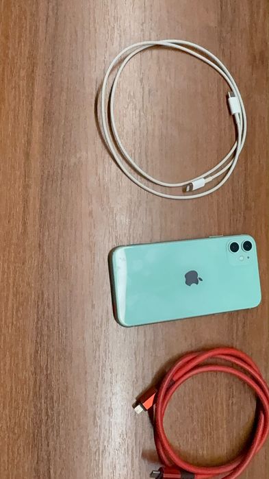 IPhone 11, два зарядных кабеля и родные проводные наушники