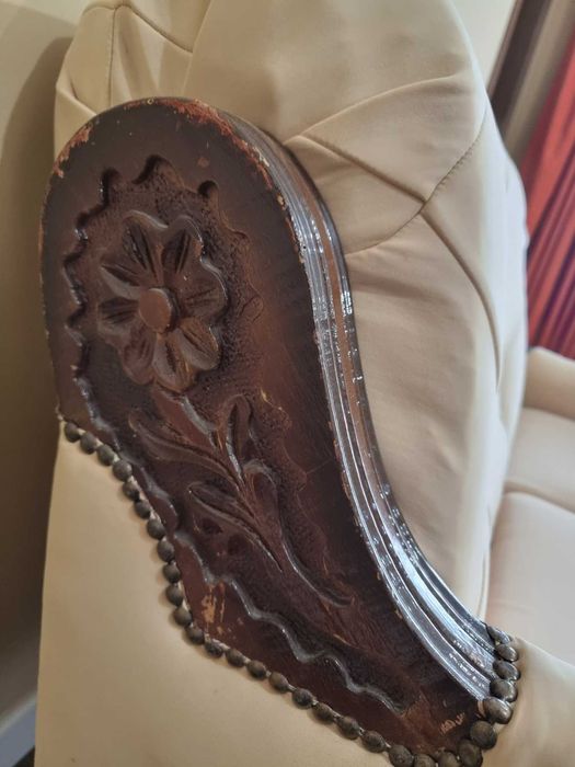 Диван с дърворезбовани елементи