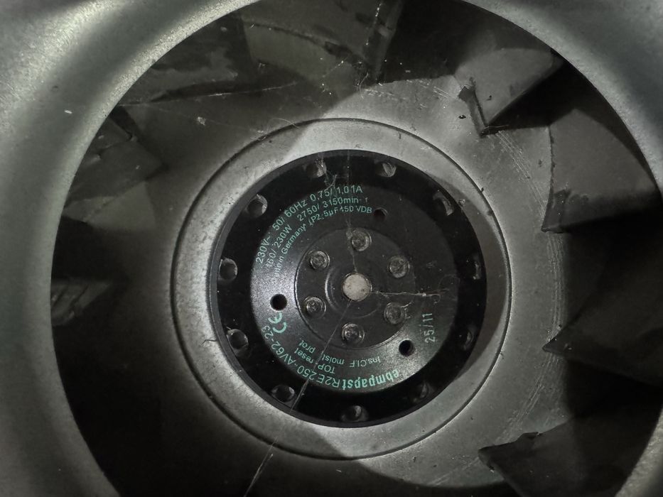 Продам вытяжку с мотором.