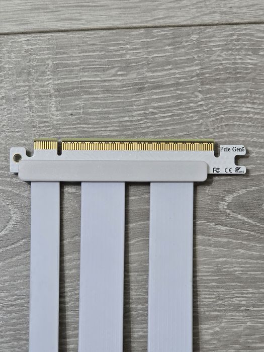 Cablu Riser PCIe 5.0 GLOTRENDS 200mm – 90° Vertical GPU