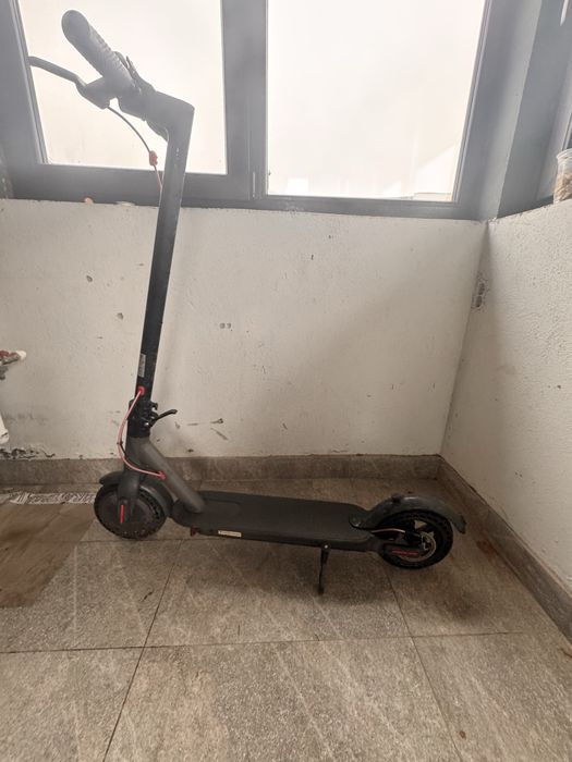 Vand trotineta electrica cu incarcator