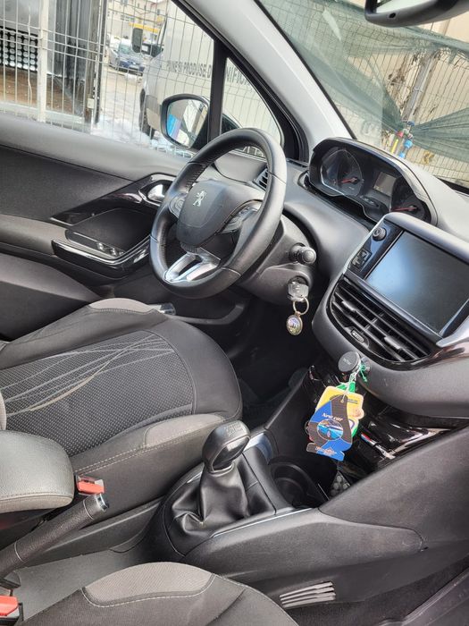 Vând Peugeot 208