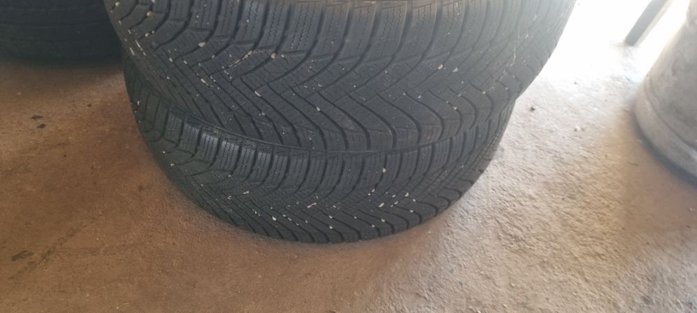 Vand anvelope  de iarna si ojanta cu anvelopa vara