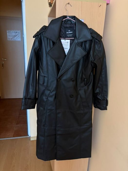 Черно кожено палто от PullBear