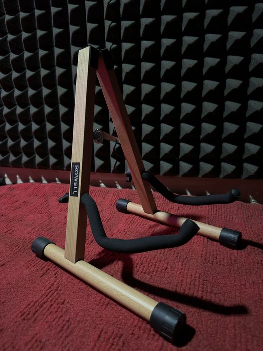 Продается новая акустическая гитира с подставкой