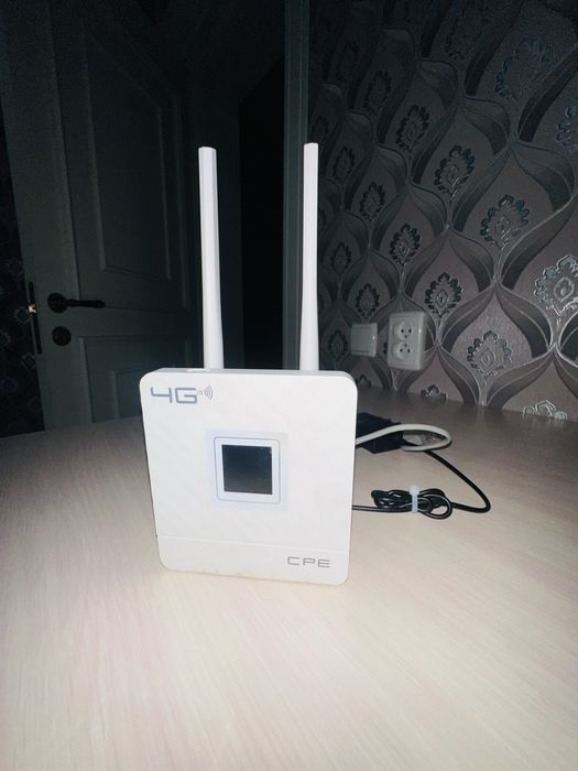 Универсальный роутер в отличном состоянии