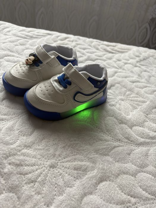 Adidasi cu beculete noi marimea 22