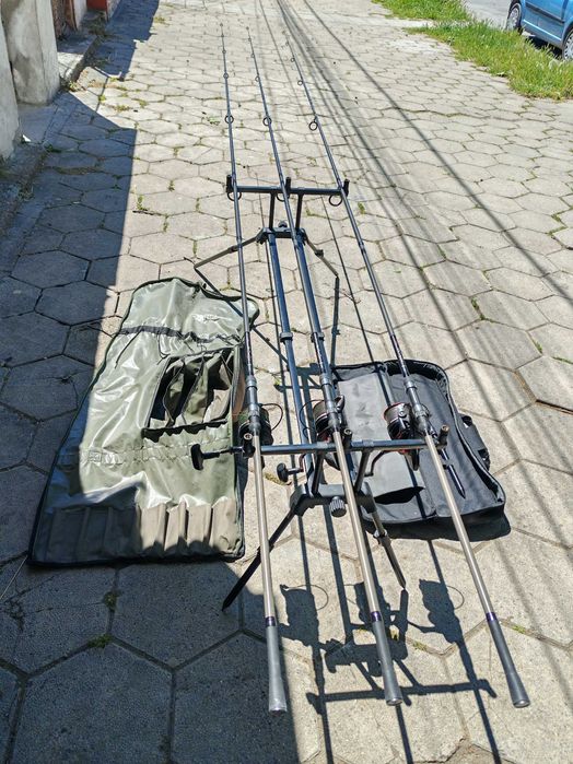 Продавам 3 шаранджийски пръчки FL, 3 МАКАРИ FL, СТОЙКА NGT, калъф за въдиците, за стойката и 3 резервни шпули за макари те!