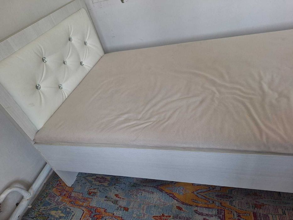 Кровать с матрасом