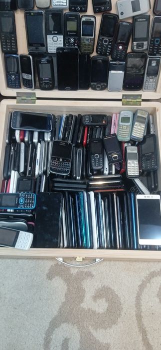 Telefoane cu butoane si multe mari cu displey spart