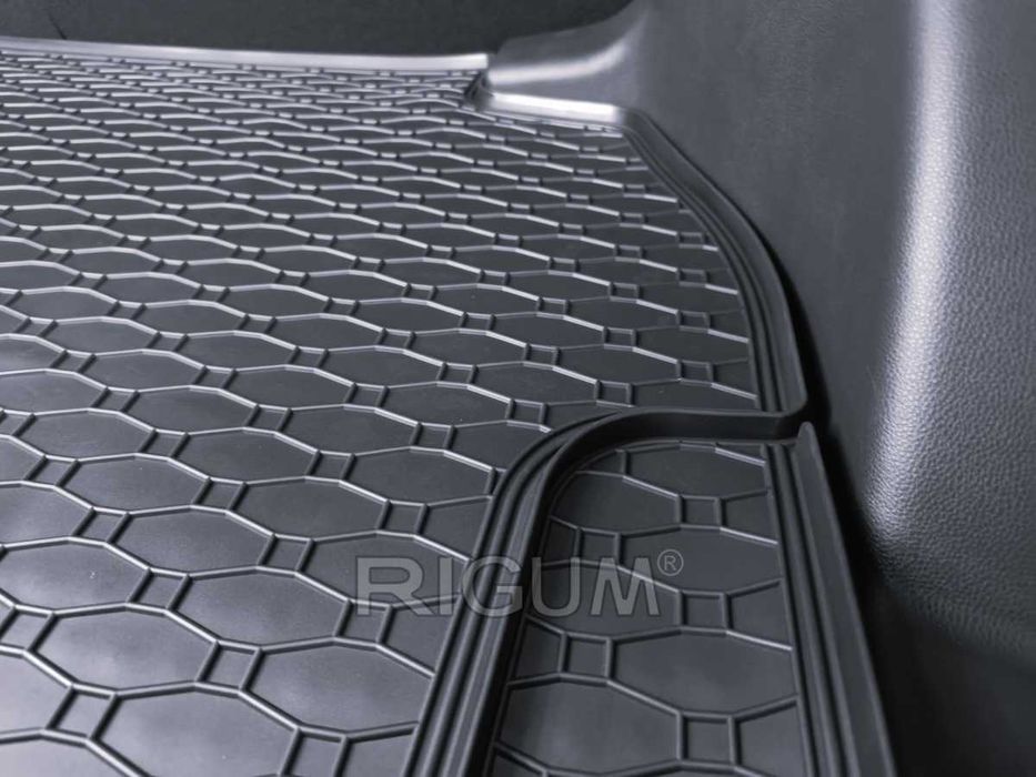 Гумени стелки или багажник TOYOTA C-HR от 2024 г.