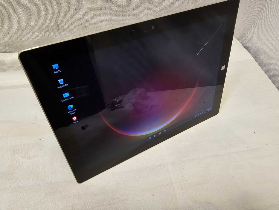 Tabletă 2-în-1 Microsoft Surface 3, Procesor Intel Atom x7-Z8700, 4GB RAM, 64GB Stocare Ecran 10.8" Touchscreen (Fisurat), Windows 11 Pro, Functională