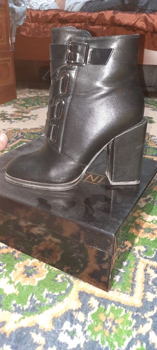 В продаже осенняя обувь