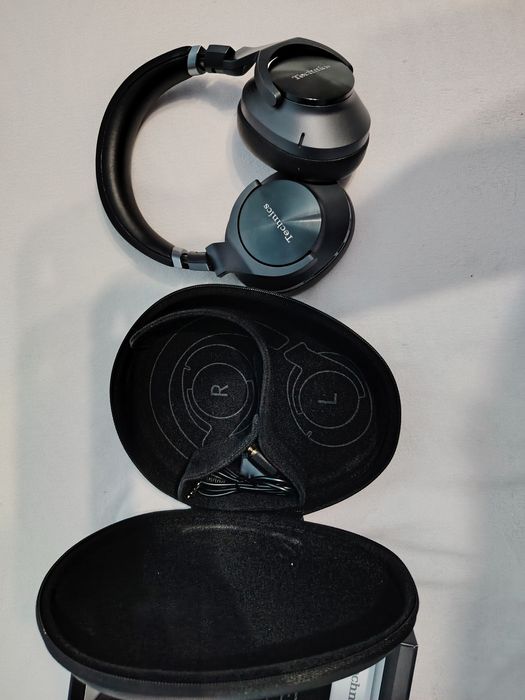 Casti Technics EAH-A800E-K, ca noi
