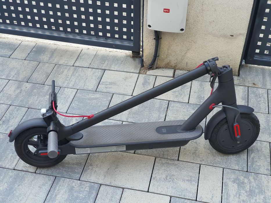 Trotinetă electrică Xiaomi Mijia M365 – stare foarte bună –  2 anvelope rezervă