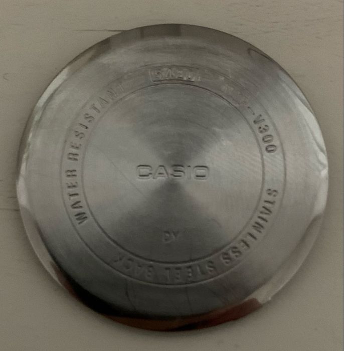 Часы Casio. Требует замену батареи.