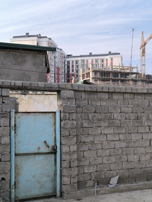 Дом 3 комнаты. Участок земли угловой вдоль дороги. Махалля ТАШКЕНТ