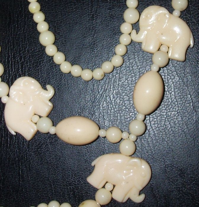 Колие от изкуствен материал, цвят слонова кост.