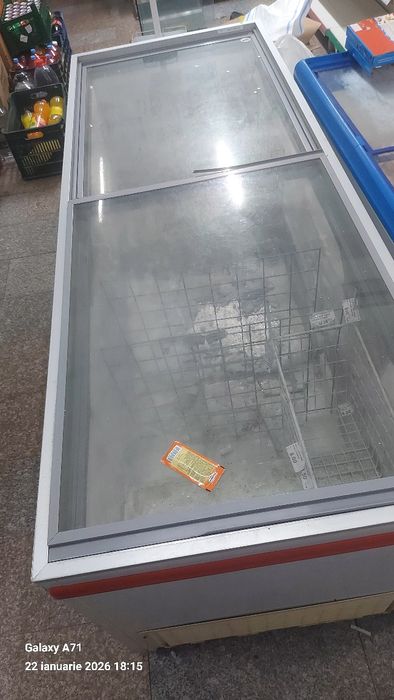 Vând vitrina cu 3 uși.