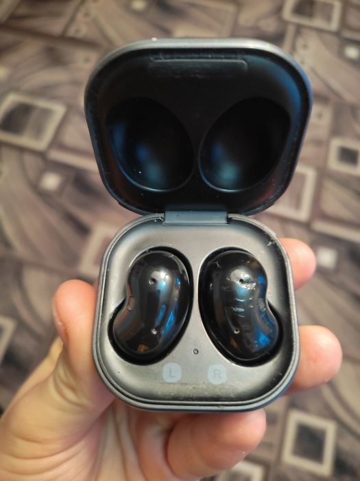 Продам наушники Galaxy buds live