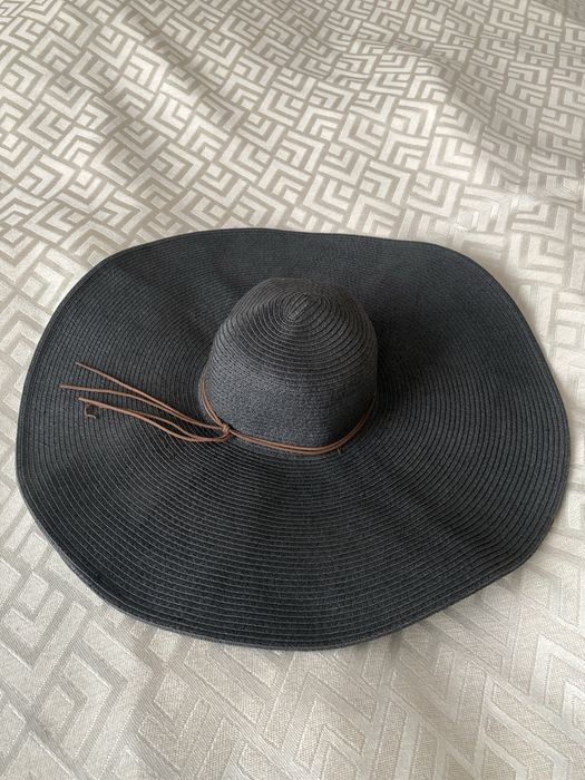 Черная большая шляпа