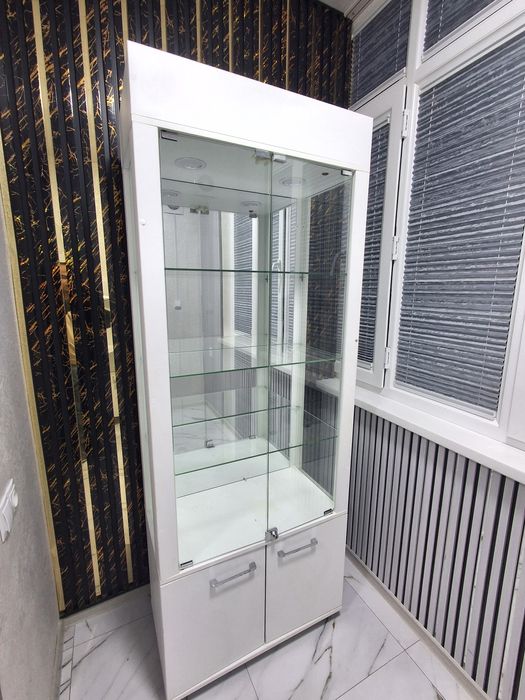 Стильный функциональный шкаф,витрина