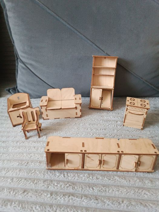 Продам кукольный домик.