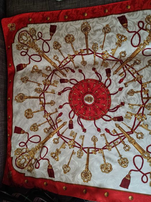 Голям копринен шал в червената гама