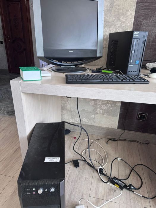 Комплект компьютера (2 процессора , экран , клавиатура)