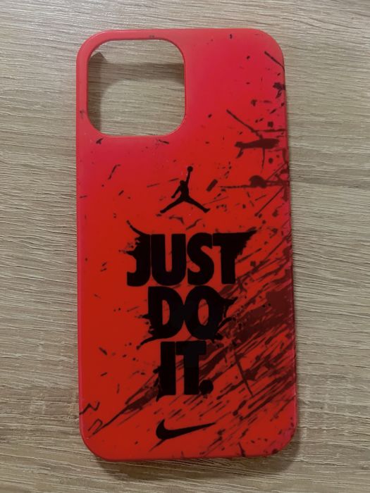 Червен кейс Nike