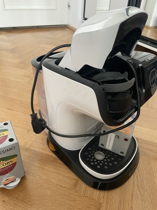 Vând espressor de cafea pe capsule Tassimo Bosch, ideal pentru cafea rapidă și gustoasă acasă.