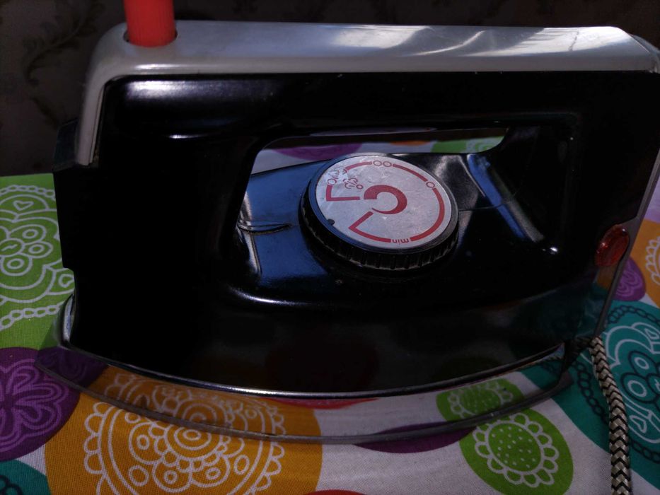 Продавам руска ютия, работеща.