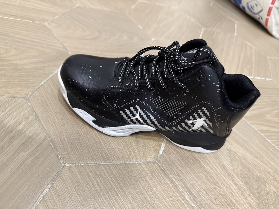 Продам баскетбольные кроссовки