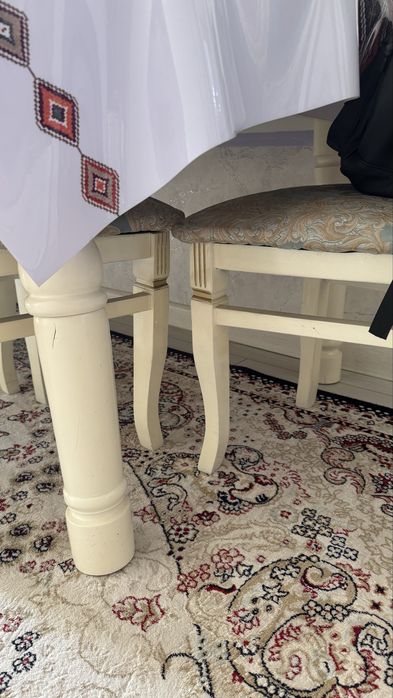 Стол и стулья для гостиной