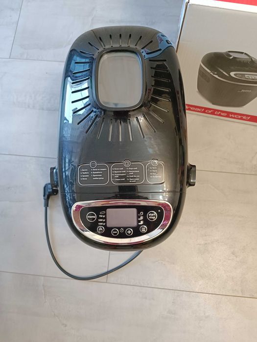 Хлебопекарна Tefal много запазена. Липсват само тавичките за кифлички.