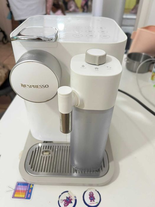 Aparat cafea capsule Espressor Nespresso by De'Longhi Gran Lattissima CADOU: suport pentru capsule