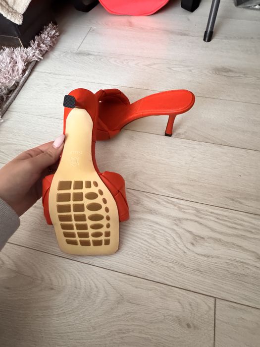 Червени токчета