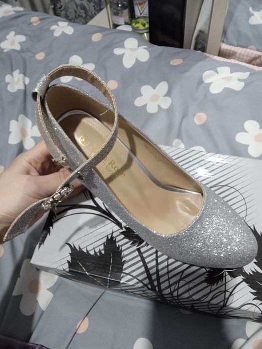 Ayollar tuflisi razmer 39 1marta kiyilgan ichlari toza narxi 150ming