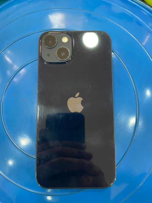 Айфон 13 в синем цвете