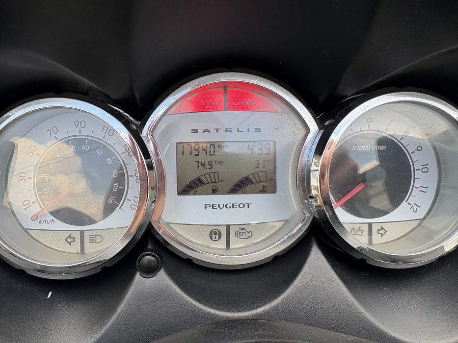 Scuter motocicleta peugeot satelis 400