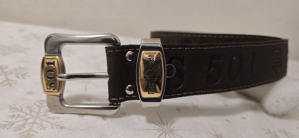 Винтидж кожен колан Levi's 501.Коланът е изработен от кафява кожа