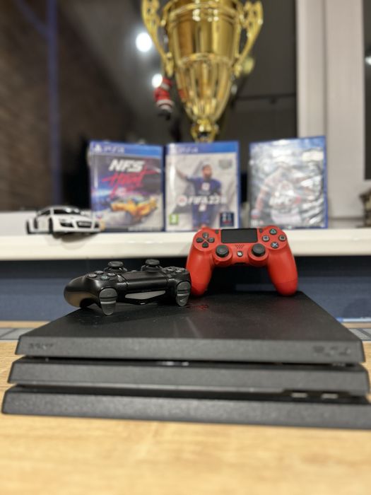 Плейстейшн 4 про + джостик