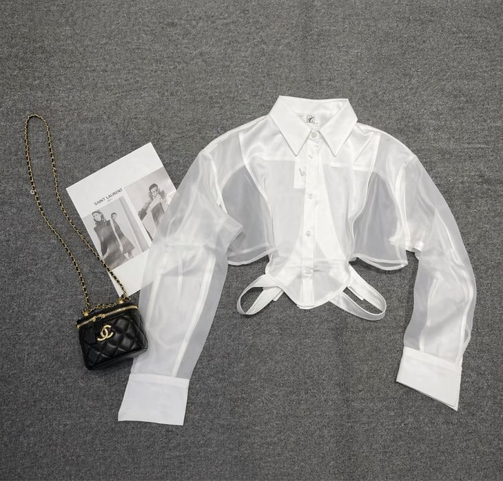 Бяла риза с ефектен дизайн